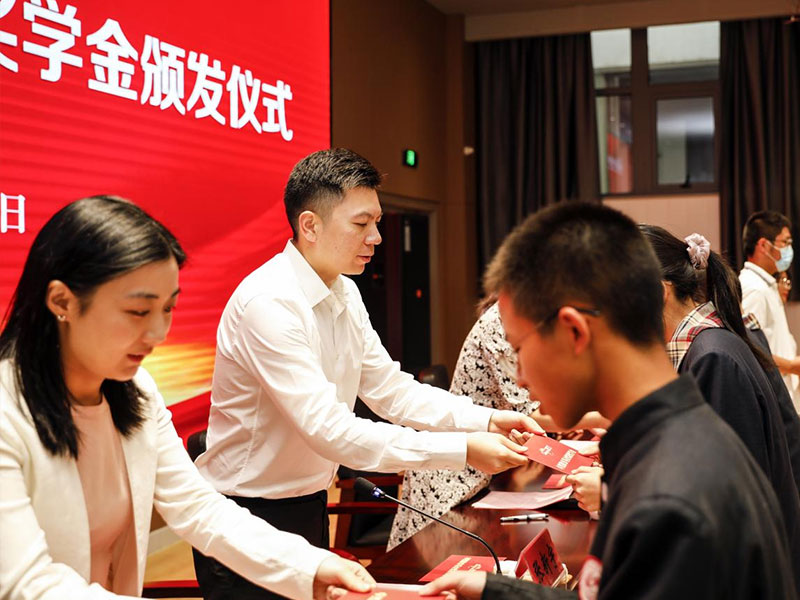 龙八long8股份上市一周年丨阔步前进 筑梦新程